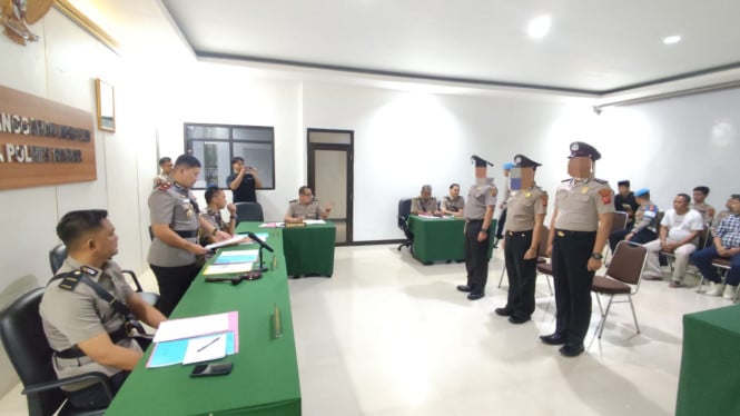 Tres agentes de policía de Parung Panjang fueron arrestados y despedidos debido a un arresto injusto en Nochebuena