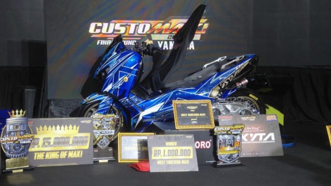 XMAX CUSTOMAXi Yamaha bañado en oro de 18 quilates se convierte en rey en 2025