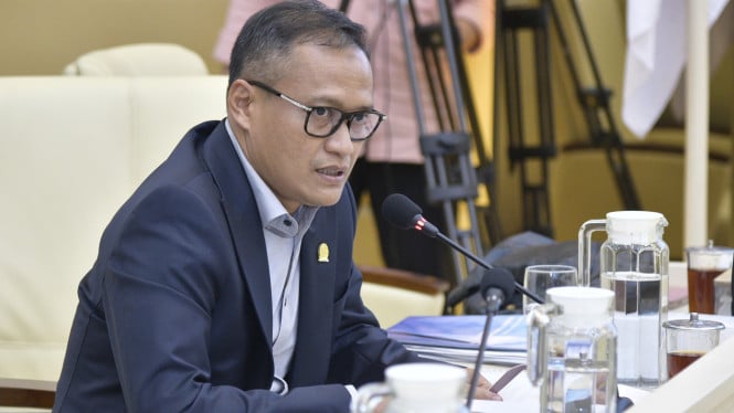 6954a5aa6dd70-anggota-komisi-ii-dpr-ri-azis-subekti_665_374.jpg
