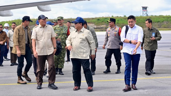 A finales de año, Prabowo volvió a visitar a las víctimas de las inundaciones de Sumatra.