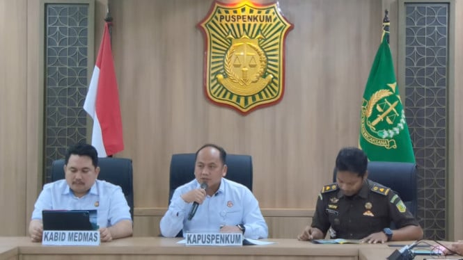 6954ce8e44854-kapuspenkum-kejagung-ri-anang-supriatna-tengah_665_374.jpg