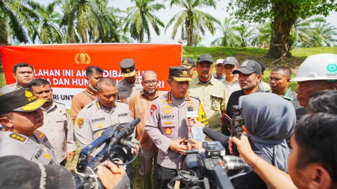 El jefe de la Policía Nacional revisa la preparación de los refugios permanentes para las víctimas de desastres repartidos en 6,5 hectáreas en Aceh Tamiang