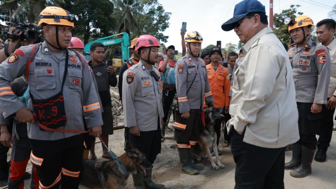 Prabowo detiene el vehículo y saluda a los agentes que buscan víctimas desaparecidas en el sur de Tapanuli.
