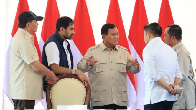 6956866c27ac6-presiden-prabowo-subianto-dan-jajarannya_665_374.jpeg