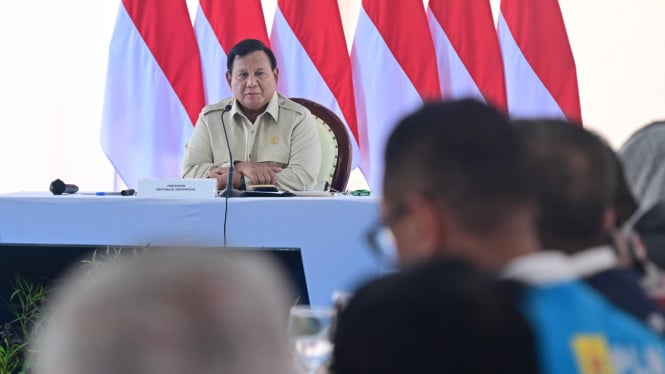 69572fff5bda8-presiden-ri-prabowo-subianto-saat-memimpin-rapat-di-aceh-tamiang_665_374.jpg