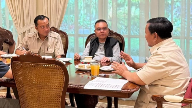 69586041bc7b2-presiden-ri-prabowo-subianto-menggelar-rapat-di-kediamannya_665_374.jpg