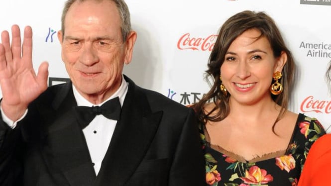 6958cb2482321-tommy-lee-jones-dan-putrinya-victoria-jones_665_374.jpg