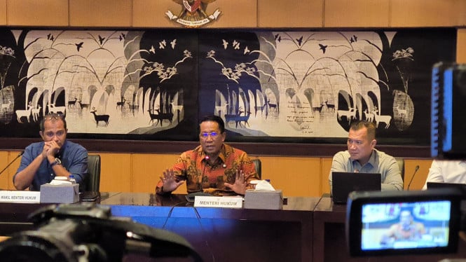 695b2e5b02b5f-menteri-hukum-supratman-andi-agtas-tengah-di-kantor-kementerian-hukum_665_374.jpg