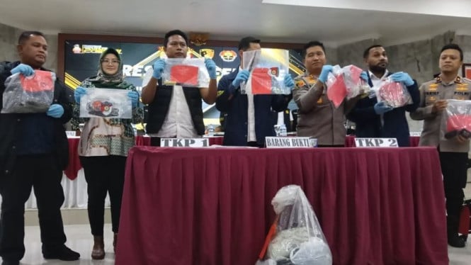 695bd6aec4cfa-barang-bukti-kasus-pembunuhan-anak-dewan-pakar-pks-di-kota-cilegon_665_374.jpg