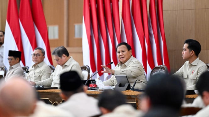 695db35725403-presiden-ri-prabowo-subianto-dalam-acara-retret-menteri-kabinet-merah-putih_665_374.jpg