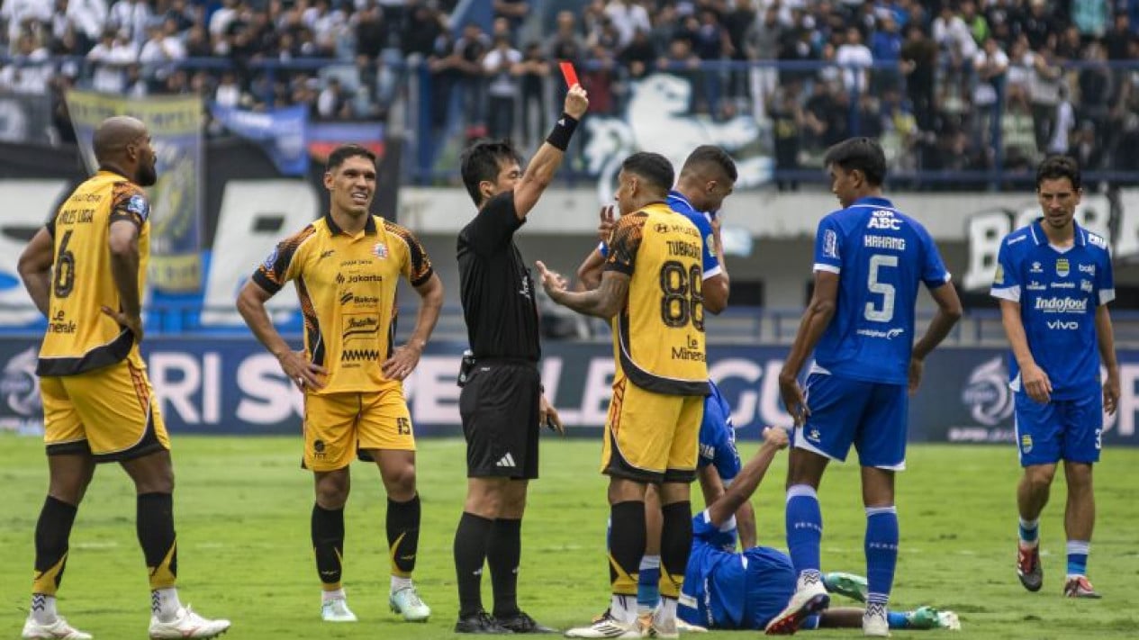 69643e4770a98-pemain-persija-jakarta-bruno-tubarao-menerima-kartu-merah_1265_711.jpg