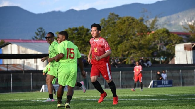 Gibran Wamena anotó un triplete mientras jugaba al fútbol con niños papúes