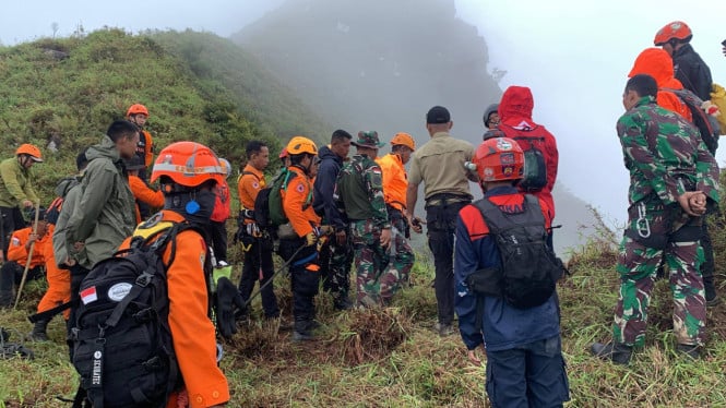 696d92aabe41a-tim-sar-mengevakuasi-pesawat-atr-jatuh-di-pegunungan-bulusaraung-maros_665_374.jpg