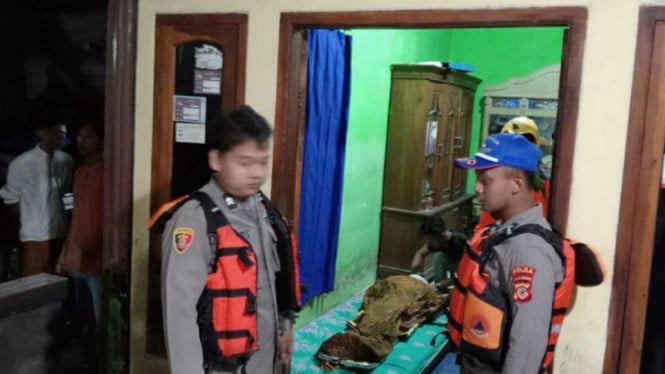 696ee58ef3cf1-anggota-polisi-menyambangi-kediaman-korban-terdampak-banjir-karawang_665_374.jpg