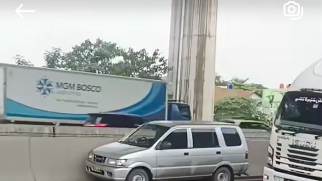 6971006eedc3e-mobil-isuzu-panther-melaju-sendiri-di-tol-japek_665_374.jpg