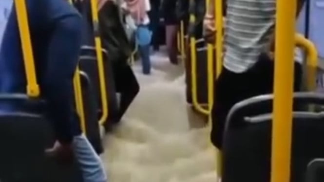 6973359084f44-viral-bus-transjakarta-disebut-kebanjiran_665_374.jpg