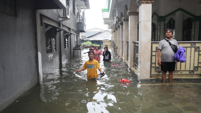 Las inundaciones sumergieron 20 RT y 5 carreteras en Yakarta, y el agua alcanzó 1,5 metros