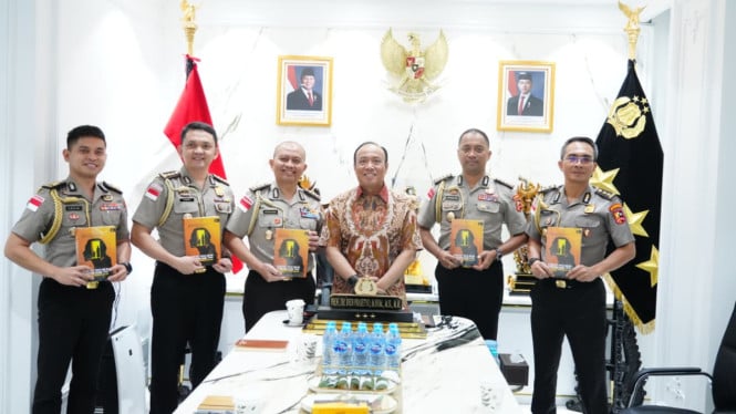 697392d748254-wakapolri-komjen-dedi-prasetyo-tengah_665_374.jpg