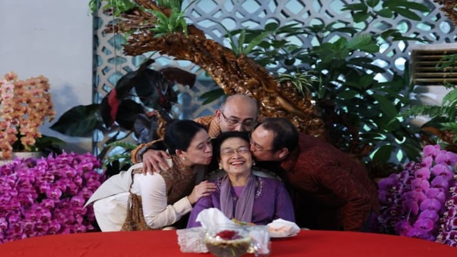 69739ca7b20a6-megawati-soekarnoputri-dicium-tiga-anaknya-di-hut-ke-79_665_374.jpg
