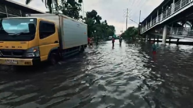 6974409ec1be5-banjir-merendam-ruas-jalan-dan-jalur-transjakarta-di-daan-mogot-jakbar_665_374.jpeg