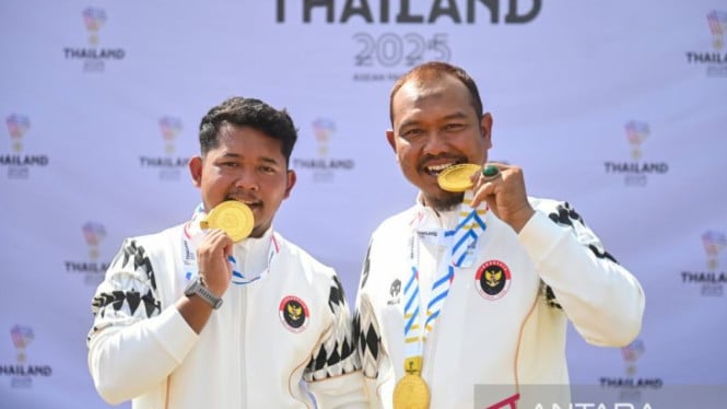 6976a080e242b-pemanah-indonesia-setiawan-kiri-dan-kholidin-kanan-menggigit-medali-emas_665_374.jpg