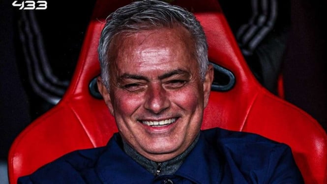 La emotiva reacción de José Mourinho cuando el portero del Benfica, Anatoly Trubin, choca contra la portería del Real Madrid