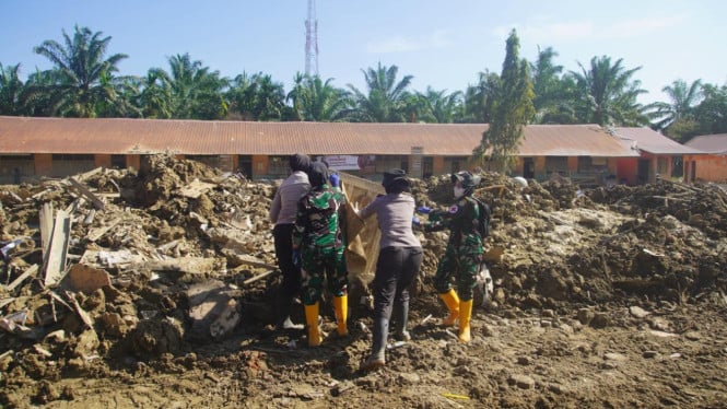 No sólo entrenando, 283 cadetes de la academia de policía se trasladaron para reconstruir Aceh Tamiang después del desastre