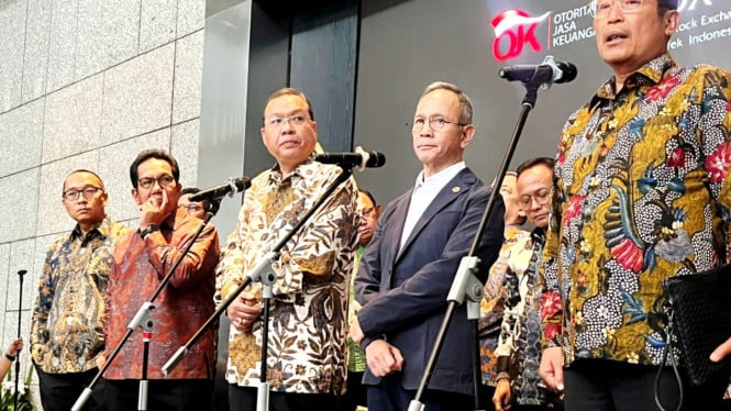 El jefe de OJK describe los pasos para ajustar las nuevas reglas de libre flotación a las reglas de MSCI