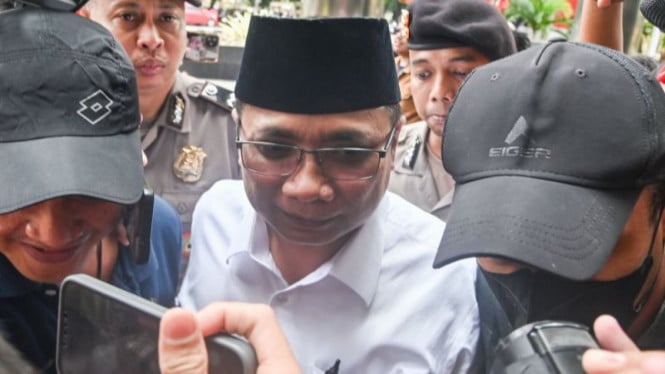 697ca400cc163-tersangka-kasus-korupsi-kuota-haji-yaqut-cholil-qoumas-tengah_gemini_665_374.jpg