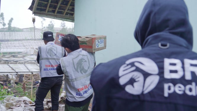 BRI distribuye ayuda a los residentes afectados por la devastación del deslizamiento de tierra de Peduli Sisarua, Bandung Regency