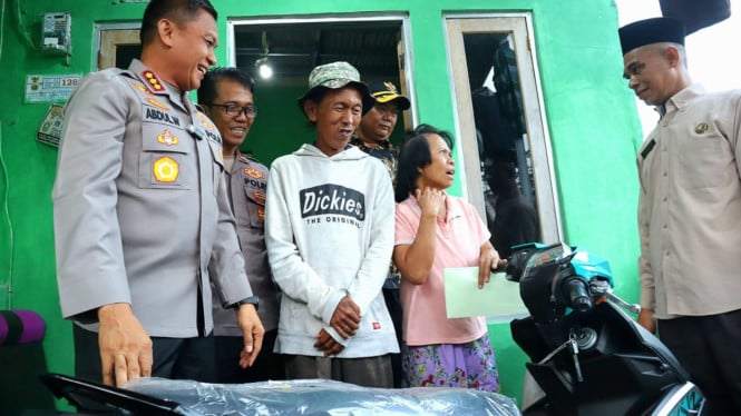 697ddcce48082-kapolres-metro-depok-kombes-pol-abdul-waras-memberi-motor-ke-ajat-suderajat_665_374.jpg