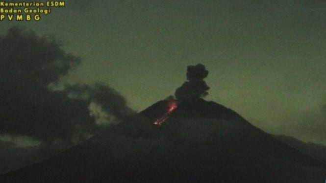El monte Semeru entró en erupción tres veces el lunes por la noche, con alturas de erupción que alcanzaron 1 km