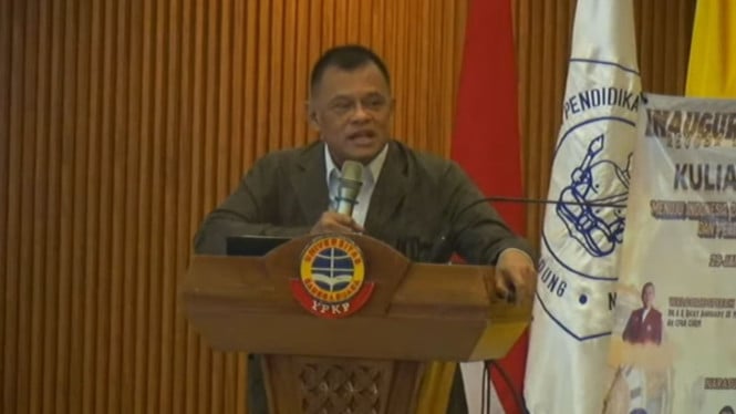 Gatot, citando artículos de la Ley de Policía Nacional, dijo que no había ninguna razón para que el jefe de la policía nacional rechazara la línea de mando del presidente.