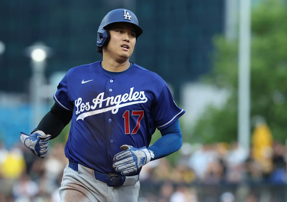 Shohei Ohtani deja Dodgers-Piratas con inflamación en la rodilla izquierda