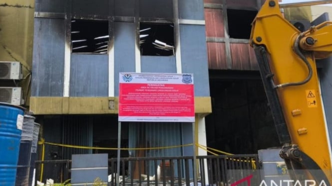 El Ministro de Medio Ambiente sella un almacén de productos químicos en el sur de Tangerang que contamina el río Sisadane