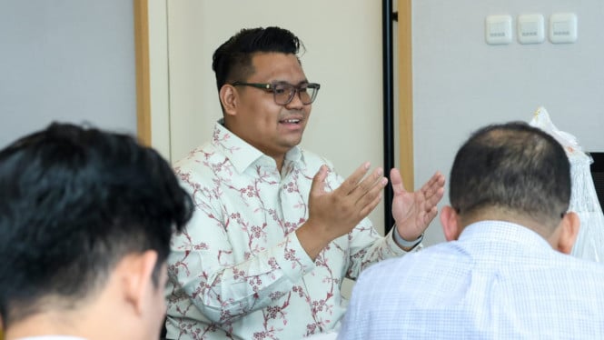 Café de la tarde con Akbar Suprathman en el edificio MPR