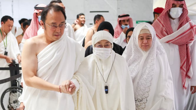 El momento en que Megawati y su familia realizan la Umrah para darle la bienvenida a Ramzan
