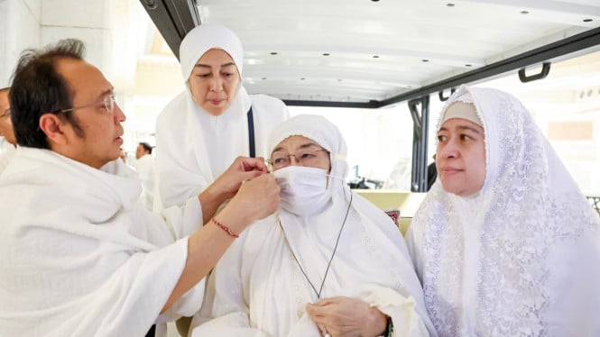 El momento en que Tahalul Megawati y Puan ayudan juntos a Prananda durante la Umrah