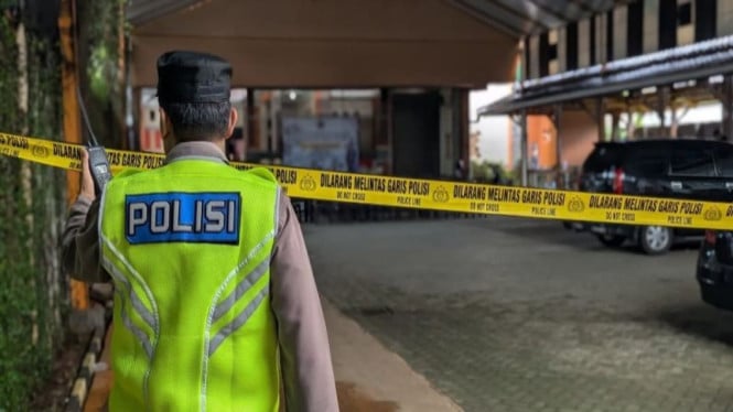 Segundos después de que un OTK disparara al marido de una miembro del DPRD de Java Central en la terraza de su casa