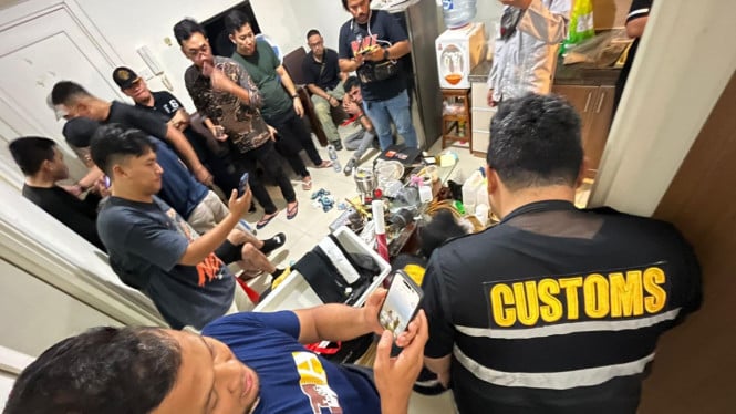 La policía de Aduanas e Impuestos Especiales allana un laboratorio de metanfetamina en el norte de Yakarta y confisca 13 kg de drogas