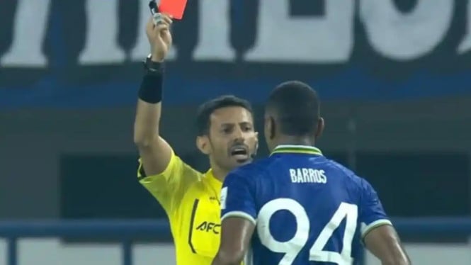 Una serie de decisiones arbitrales disputadas, protestas persistentes