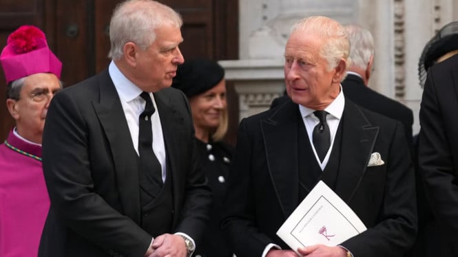 La firme respuesta del rey Carlos tras el arresto de su hermano en relación con el caso de Jeffrey Epstein, “debe seguir cumpliendo la ley”