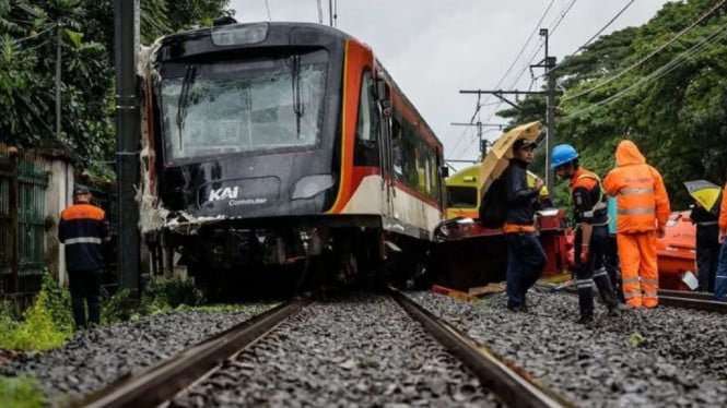 El tren del aeropuerto de Soetta choca con un camión y bloquea la ruta, la ruta Tangerang en Poris ahora restaurada con 2 carriles.