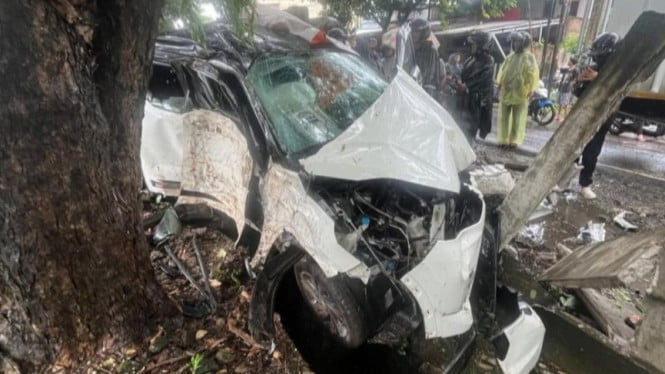 ¡Tragedia! La esposa de un miembro del DPRD de Sulawesi del Sur muere en un accidente en la autopista de peaje de Makassar y el coche queda gravemente dañado