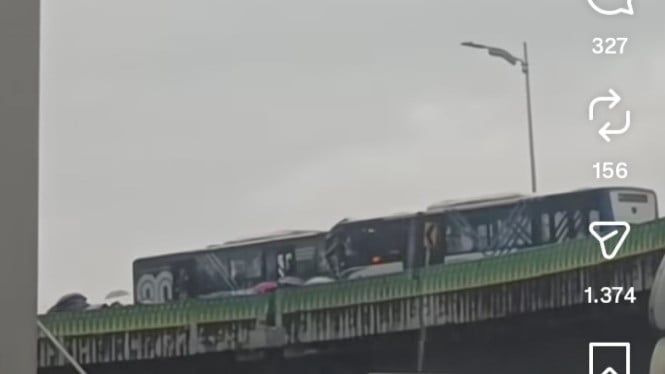 Un autobús de Transjakarta toreando toros en la ruta Sipulir Sky, el parabrisas está roto.