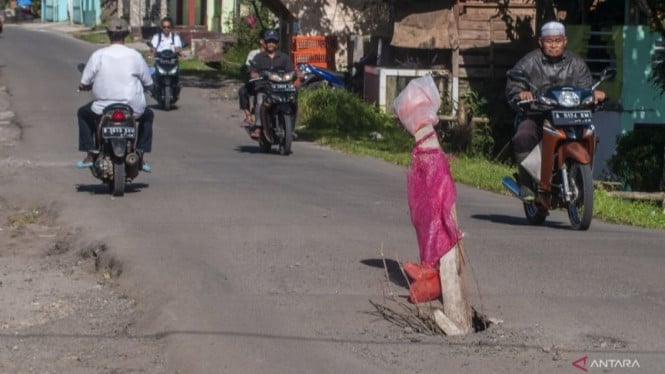 Los conductores de Ojek demandan al gobierno provincial de Banten después de que las carreteras dañadas en Pandaglang mataran a los viajeros