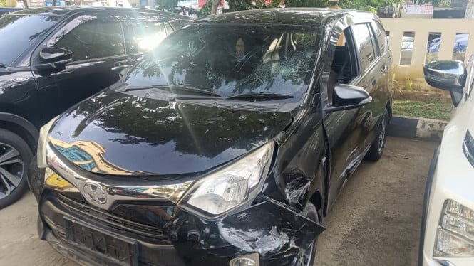 También se sospecha que el conductor de Kalya en el lado opuesto posee a Sajam y falsifica matrículas.