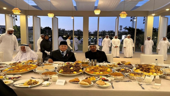 Al romper el ayuno con el presidente de MBZ, Prabowo, le obsequiaron con Al Machboos, un plato común en los Emiratos Árabes Unidos.