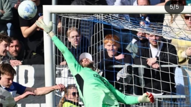 Maarten Paes capta toda la atención con un hat-trick que salva el gol del Ajax, brillante como Genzo Wakabayashi
