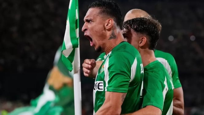 El palanquín de Antonio se sacude dulcemente.